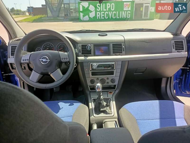 Седан Opel Vectra 2004 в Львові