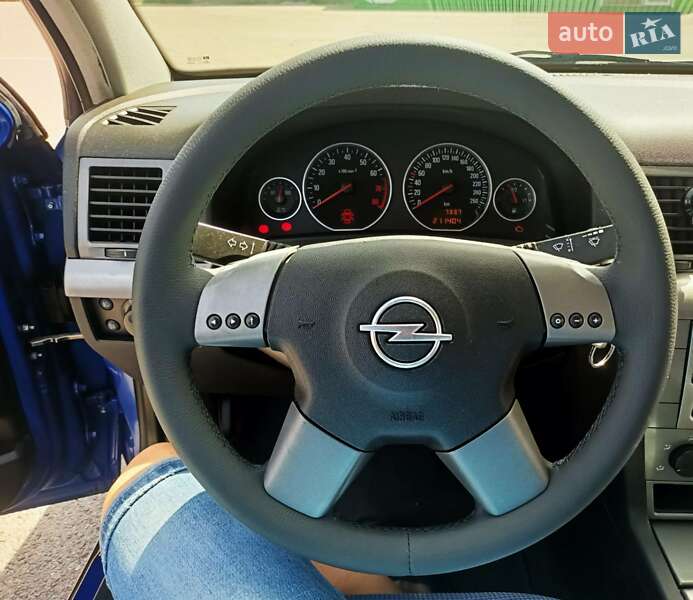 Седан Opel Vectra 2004 в Львові