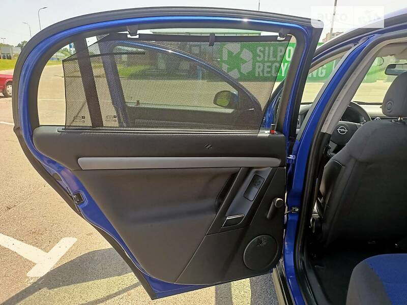 Седан Opel Vectra 2004 в Львові
