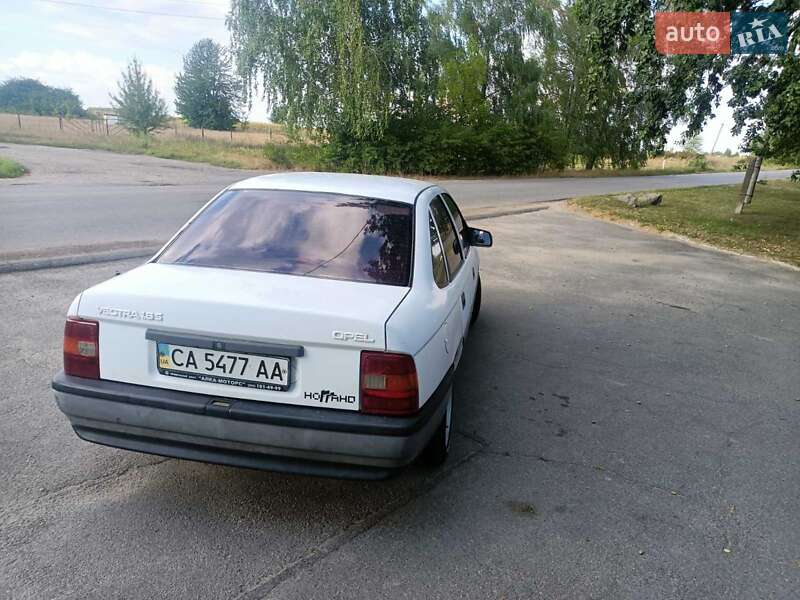 Седан Opel Vectra 1989 в Умані