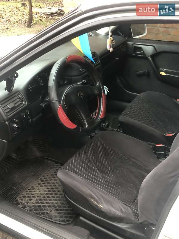 Седан Opel Vectra 1993 в Горішніх Плавнях