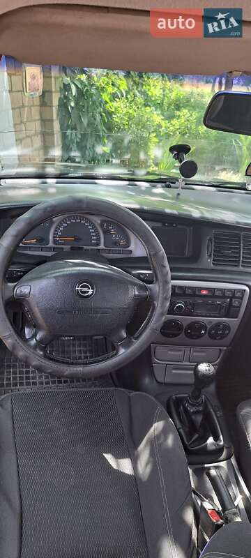 Седан Opel Vectra 1998 в Вознесенську
