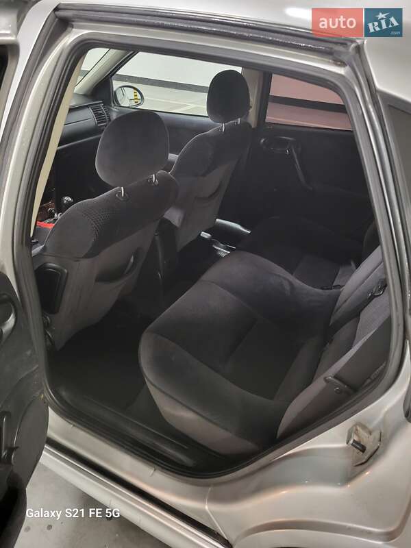 Седан Opel Vectra 2002 в Любомлі