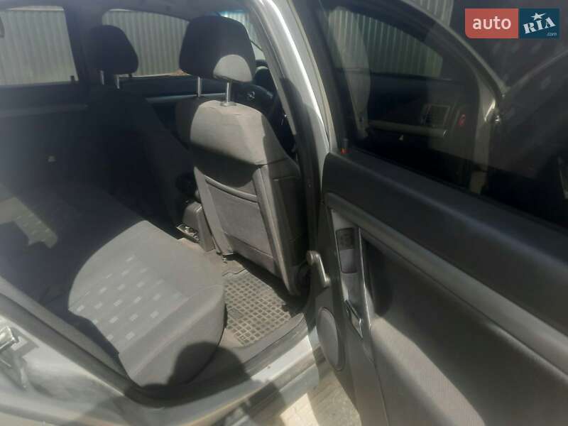 Седан Opel Vectra 2004 в Долині