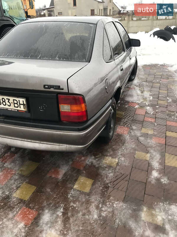 Седан Opel Vectra 1989 в Яворове