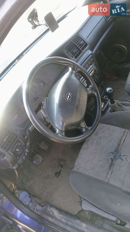Седан Opel Vectra 1998 в Галичі