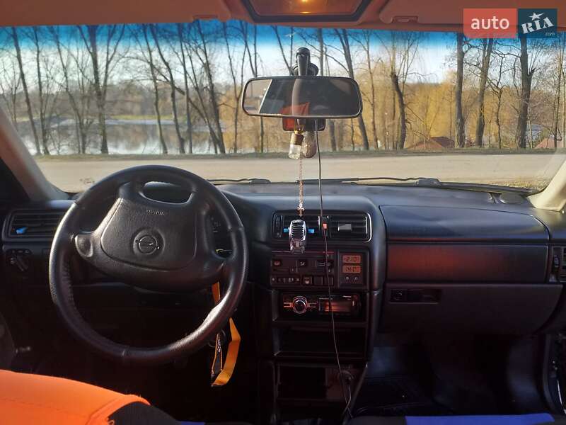 Седан Opel Vectra 1995 в Івано-Франківську