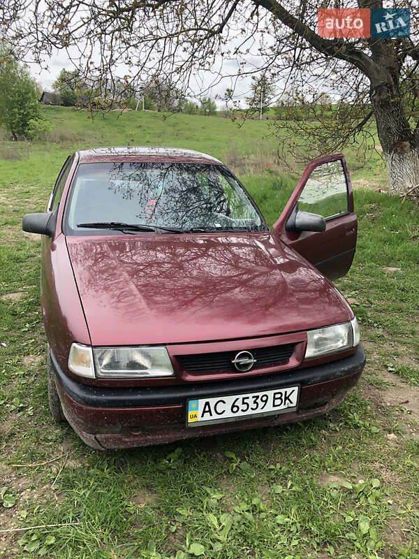 Лифтбек Opel Vectra 1993 в Остроге