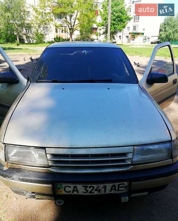 Седан Opel Vectra 1990 в Марганце