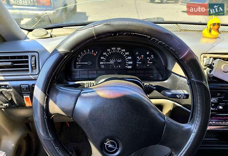 Лифтбек Opel Vectra 1990 в Краснограде