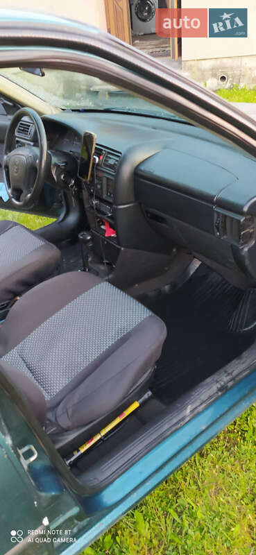 Седан Opel Vectra 1995 в Золочеве