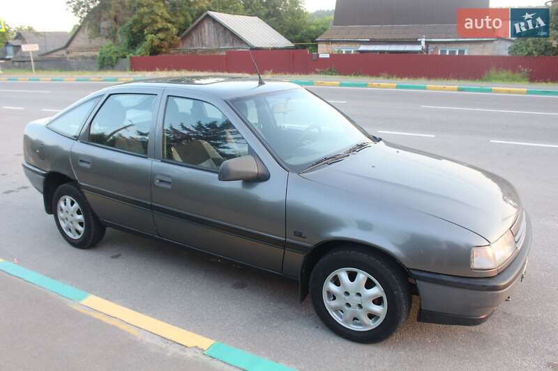 Ліфтбек Opel Vectra 1990 в Черкасах