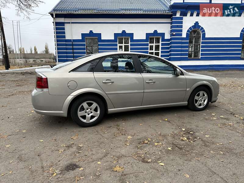 Лифтбек Opel Vectra 2006 в Лебедине