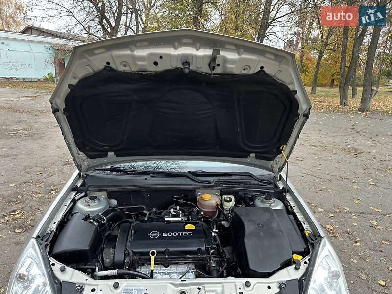 Лифтбек Opel Vectra 2006 в Лебедине