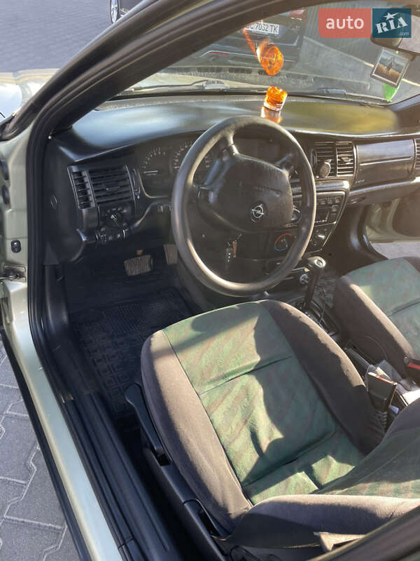 Седан Opel Vectra 1996 в Львове