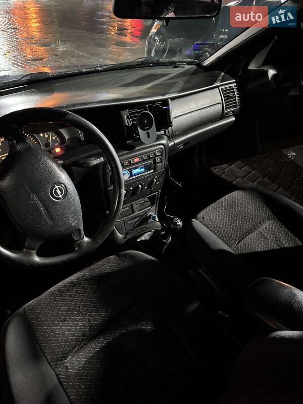 Седан Opel Vectra 1998 в Харькове