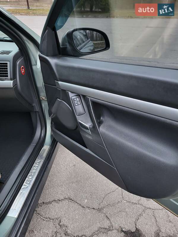 Седан Opel Vectra 2004 в Горишних Плавнях