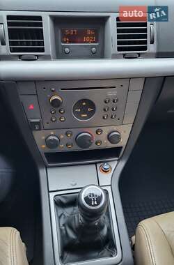 Седан Opel Vectra 2004 в Горішніх Плавнях