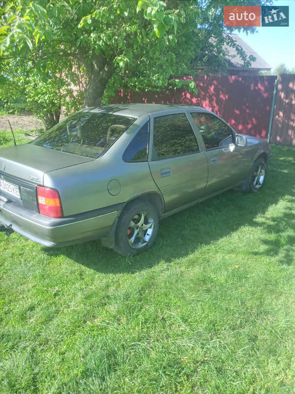 Седан Opel Vectra 1989 в Ичне