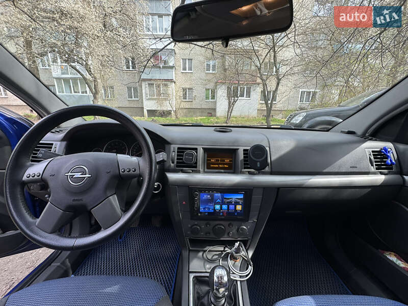 Седан Opel Vectra 2004 в Львові