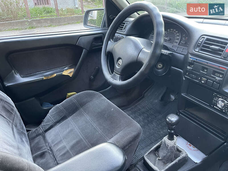 Седан Opel Vectra 1989 в Чернівцях