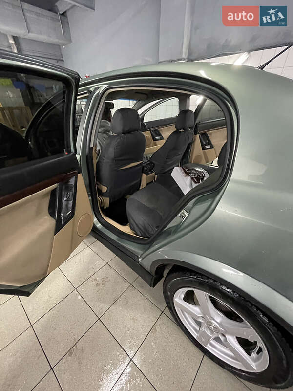 Седан Opel Vectra 2004 в Львове