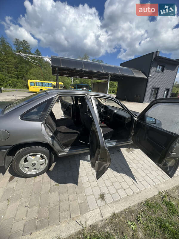 Седан Opel Vectra 1992 в Яворове