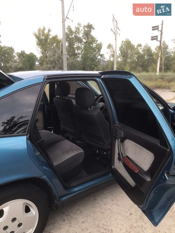 Лифтбек Opel Vectra 1992 в Горишних Плавнях