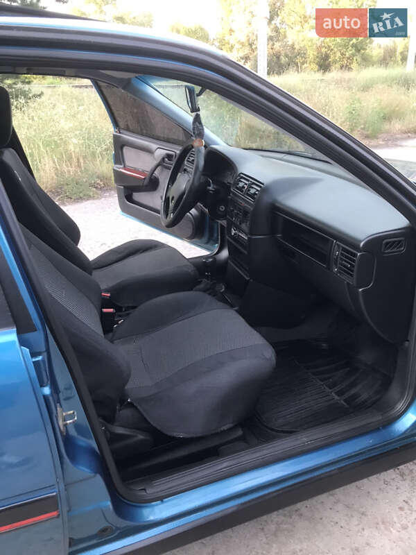 Лифтбек Opel Vectra 1992 в Горишних Плавнях