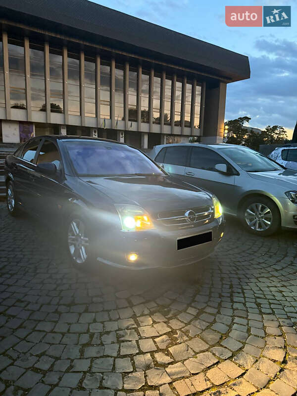 Ліфтбек Opel Vectra 2003 в Ужгороді