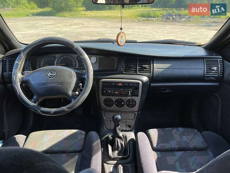 Седан Opel Vectra 1998 в Городке