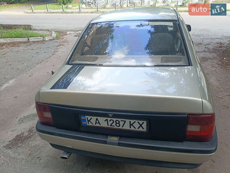 Седан Opel Vectra 1989 в Киеве