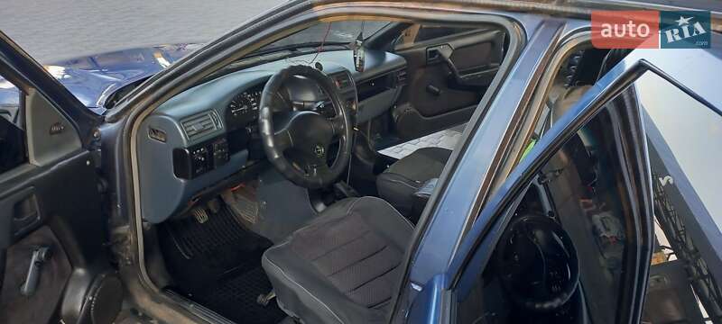Седан Opel Vectra 1989 в Лохвице