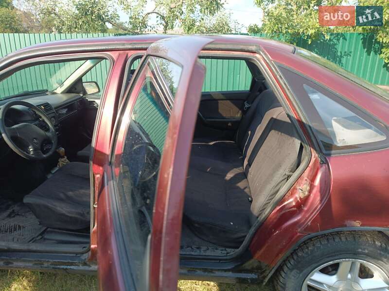 Седан Opel Vectra 1992 в Шпикове