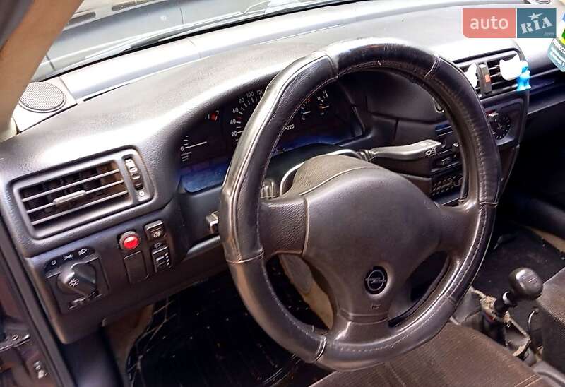 Седан Opel Vectra 1990 в Новоукраинке