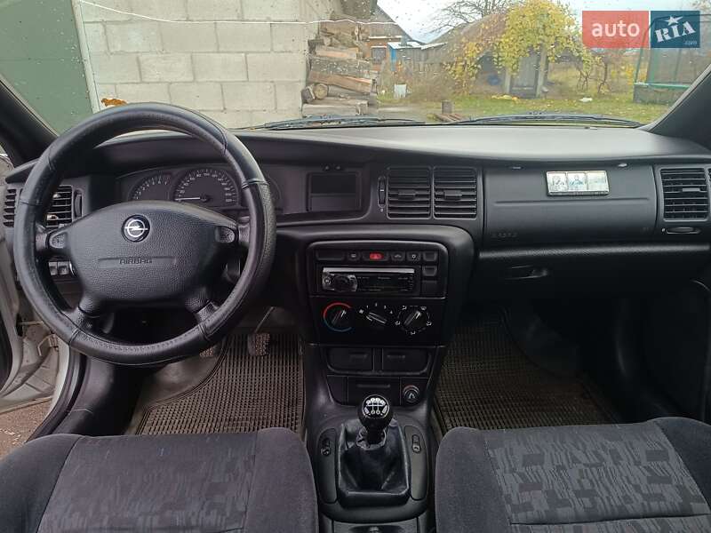 Универсал Opel Vectra 1998 в Дубровице