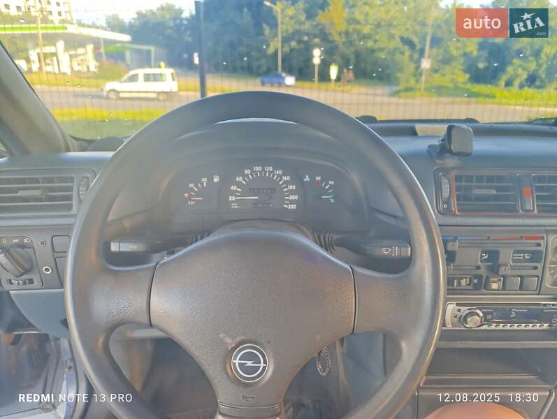 Седан Opel Vectra 1989 в Полтаві