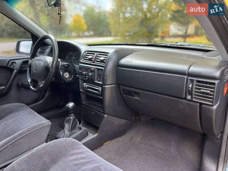 Ліфтбек Opel Vectra 1995 в Дрогобичі фото 9 Ліфтбек Opel Vectra 1995 в Дрогобичі