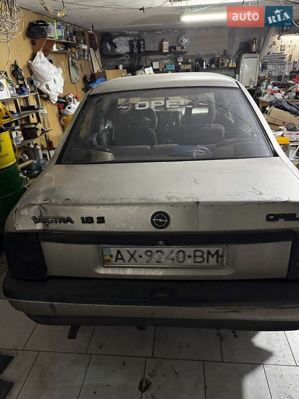 Лифтбек Opel Vectra 1989 в Прилиманском