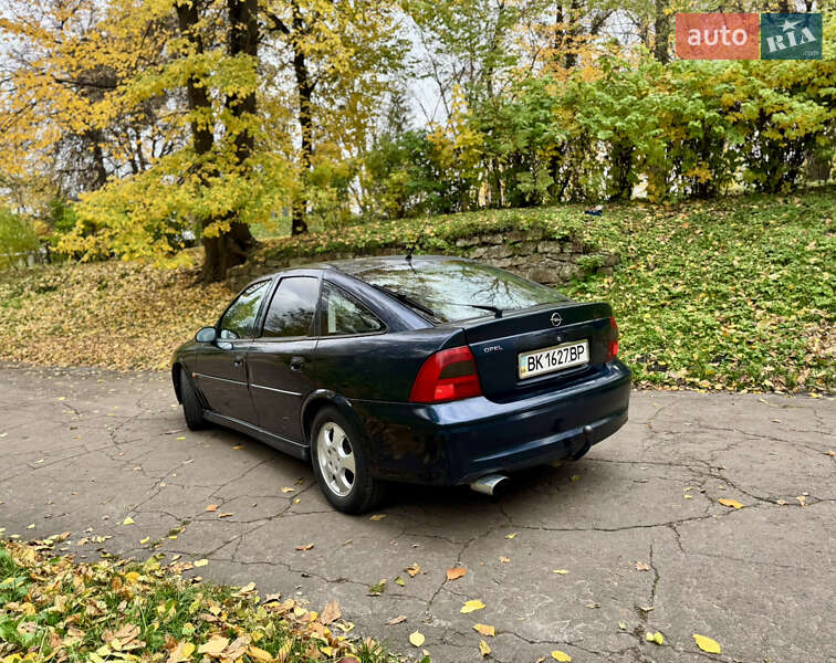Седан Opel Vectra 2000 в Остроге