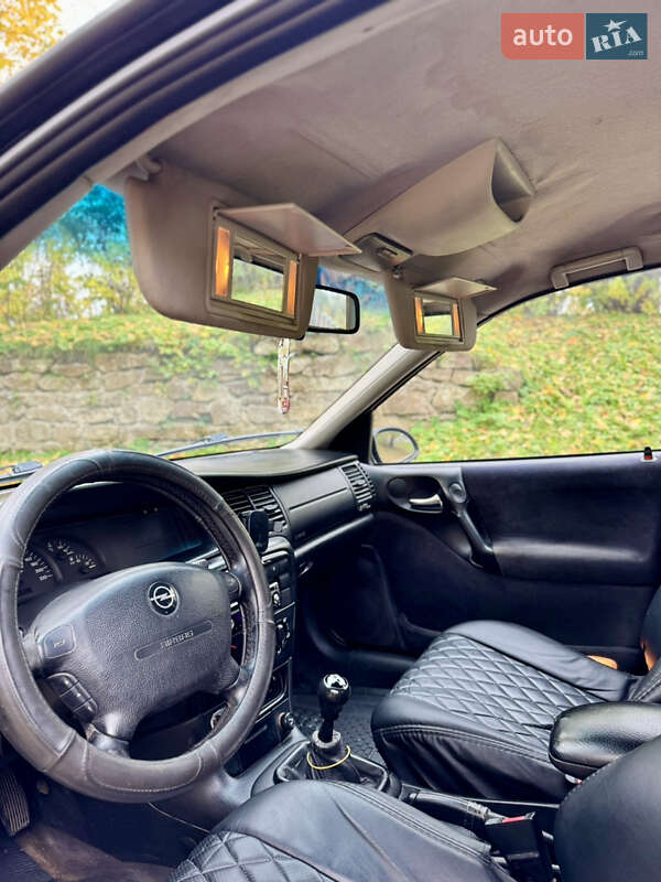 Седан Opel Vectra 2000 в Остроге