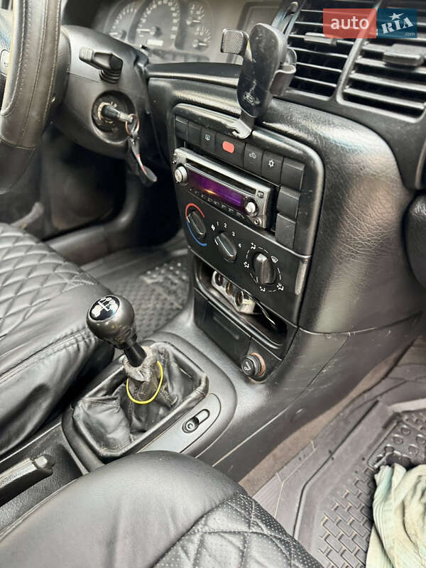 Седан Opel Vectra 2000 в Остроге
