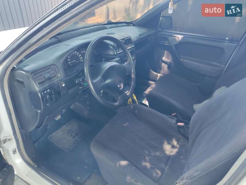 Седан Opel Vectra 1989 в Рені фото 2 Седан Opel Vectra 1989 в Рені