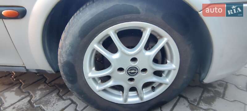 Ліфтбек Opel Vectra 1998 в Чернівцях