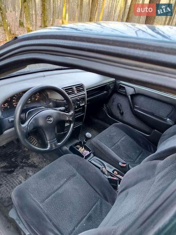 Седан Opel Vectra 1995 в Дубно