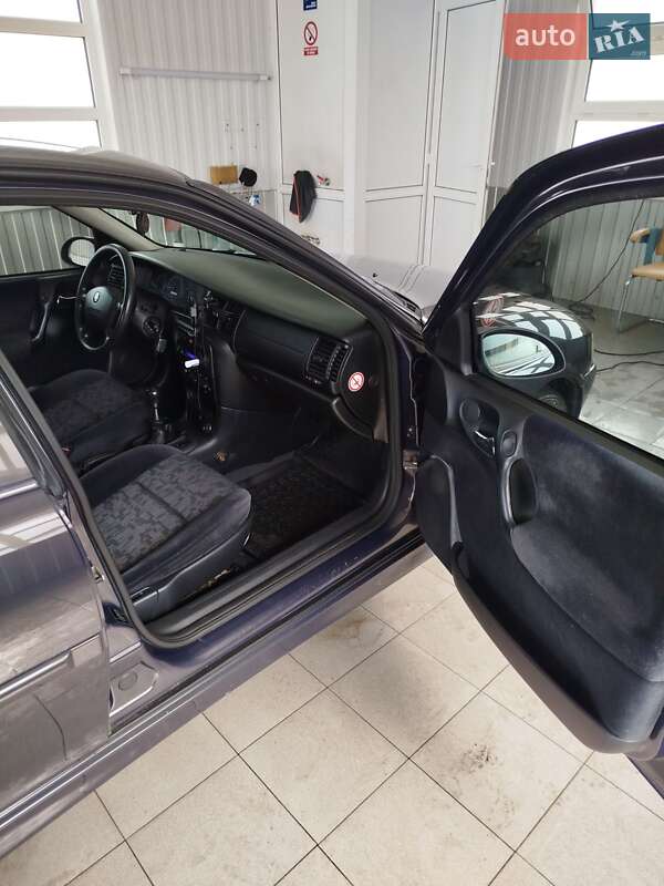 Седан Opel Vectra 2000 в Вишневом