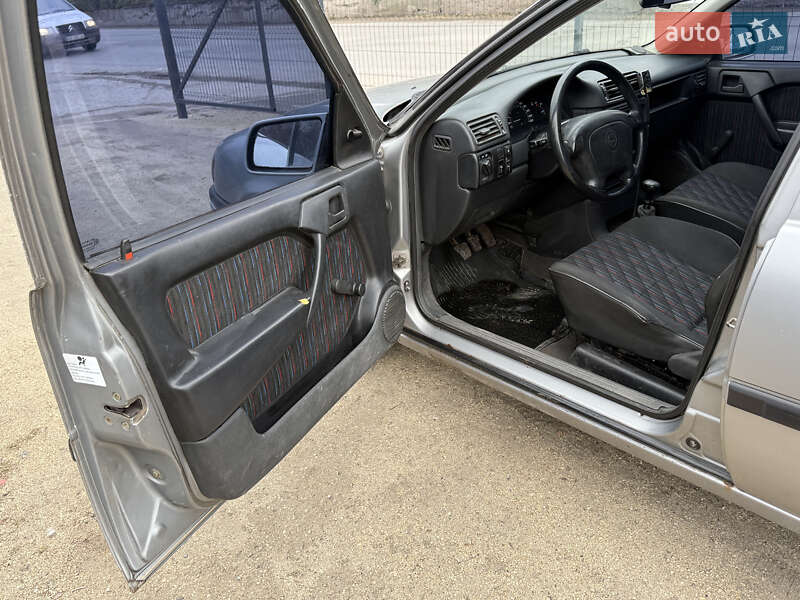 Седан Opel Vectra 1991 в Кременце фото 16 Седан Opel Vectra 1991 в Кременце
