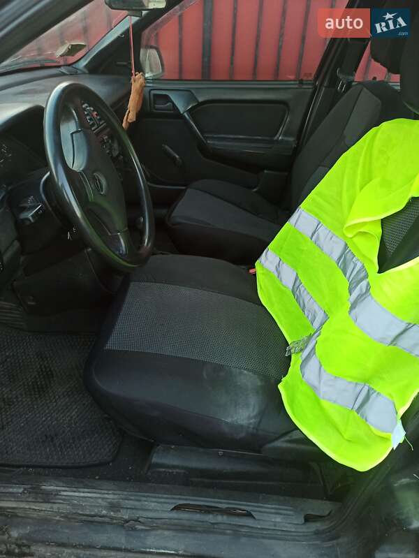 Седан Opel Vectra 1993 в Хоролі