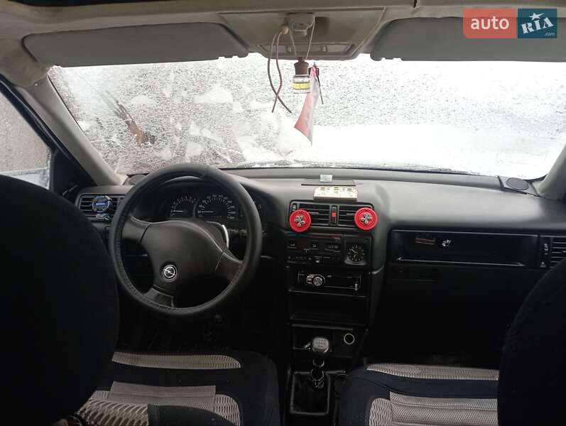 Седан Opel Vectra 1989 в Корце фото 7 Седан Opel Vectra 1989 в Корце