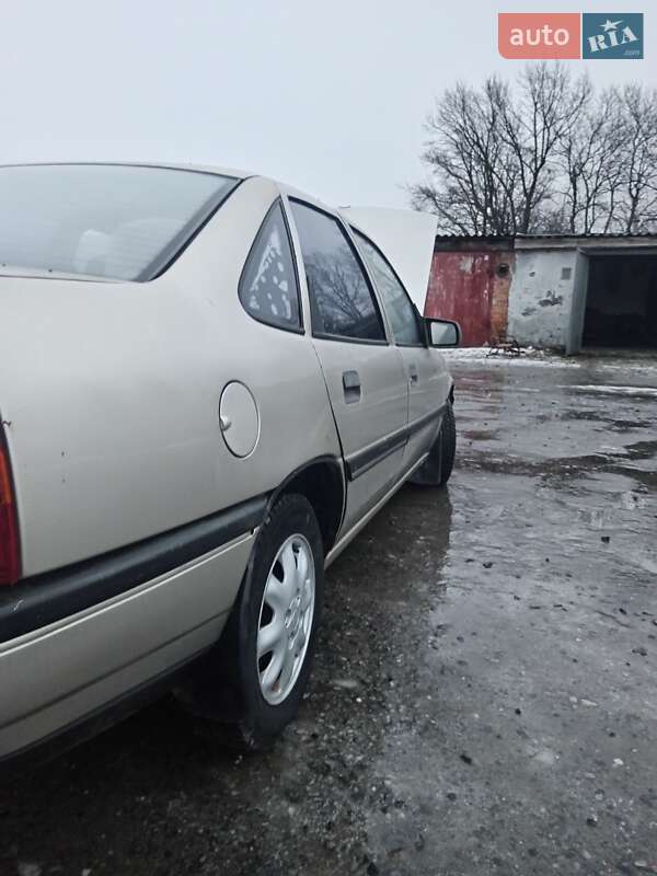 Седан Opel Vectra 1990 в Лубнах